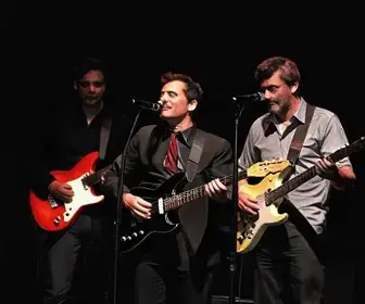 candidato cai de trio elétrico