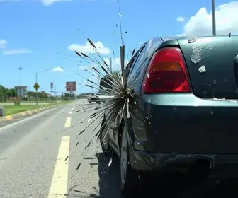 pedra atinge carro